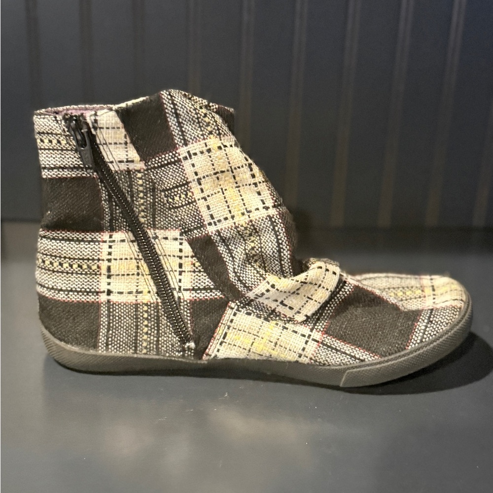 Blowfish Plaid Flannel Hobbit Ankle Boots Sz 7.5 equivalent - Picture 5 of 11